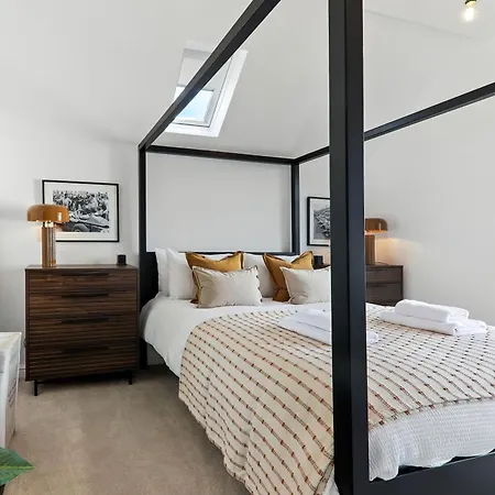 The Chatsworth Loft 아파트 *