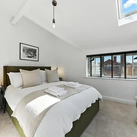 The Chatsworth Loft 아파트