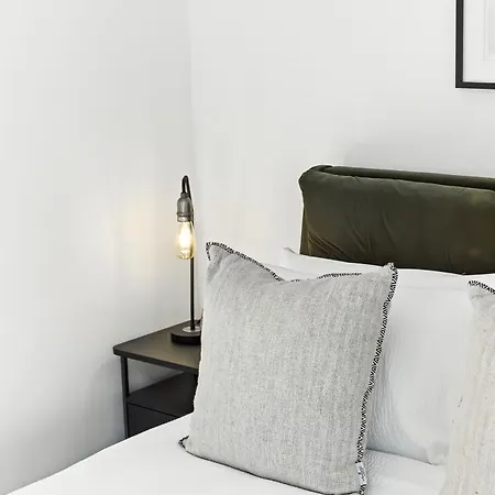 The Chatsworth Loft 아파트